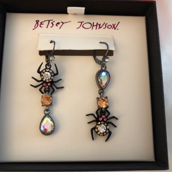 Betsey Johnson Hematite Tone Spider Mismatch Drop Earrings Crystal Accents NIB - Picture 2 of 10